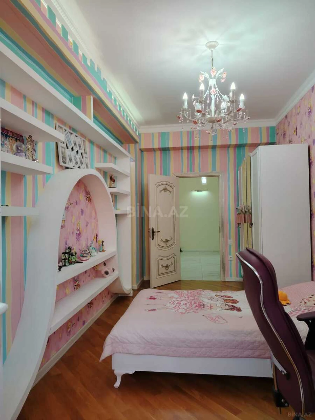 Satılır 4 otaqlı mənzil 178 m²