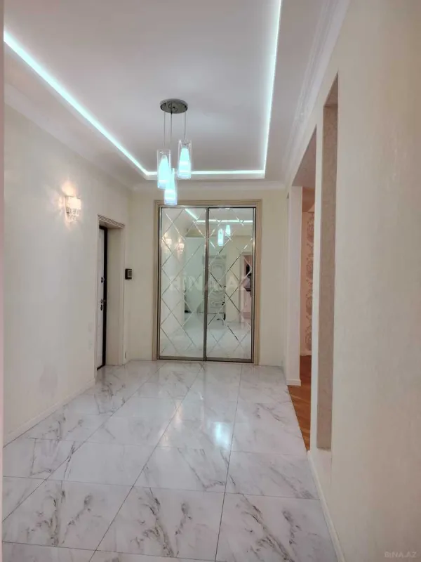 Satılır 4 otaqlı mənzil 178 m²