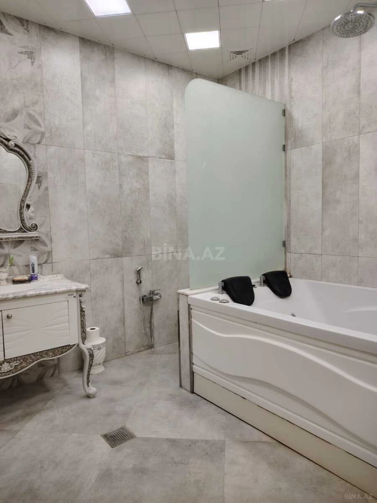Satılır 4 otaqlı mənzil 178 m²