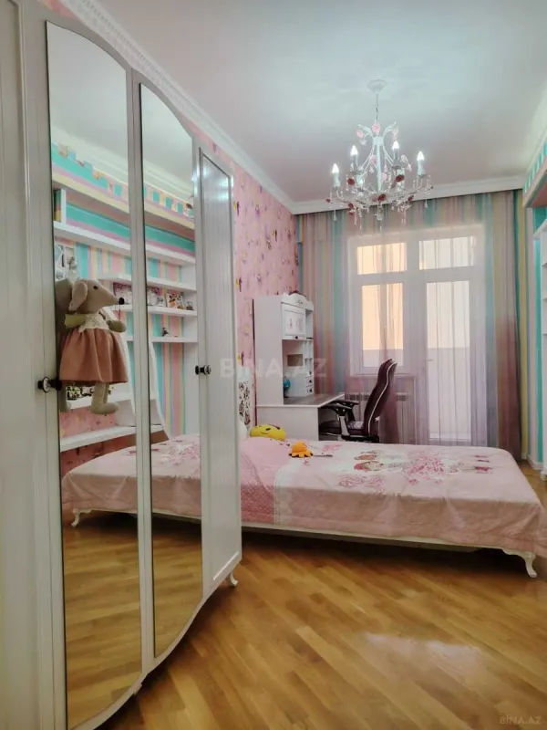 Satılır 4 otaqlı mənzil 178 m²