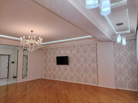 Satılır 4 otaqlı mənzil 178 m²