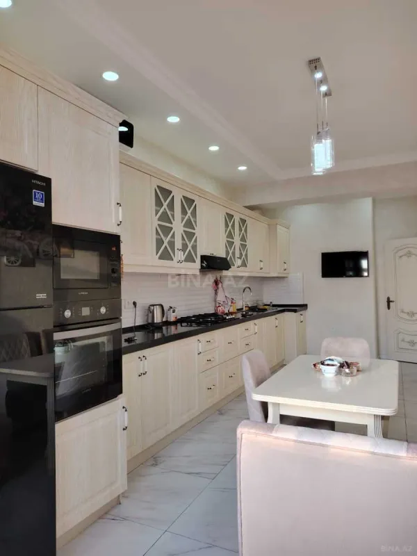 Satılır 4 otaqlı mənzil 178 m²