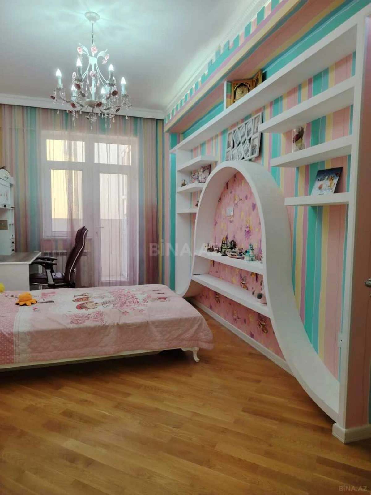 Satılır 4 otaqlı mənzil 178 m²