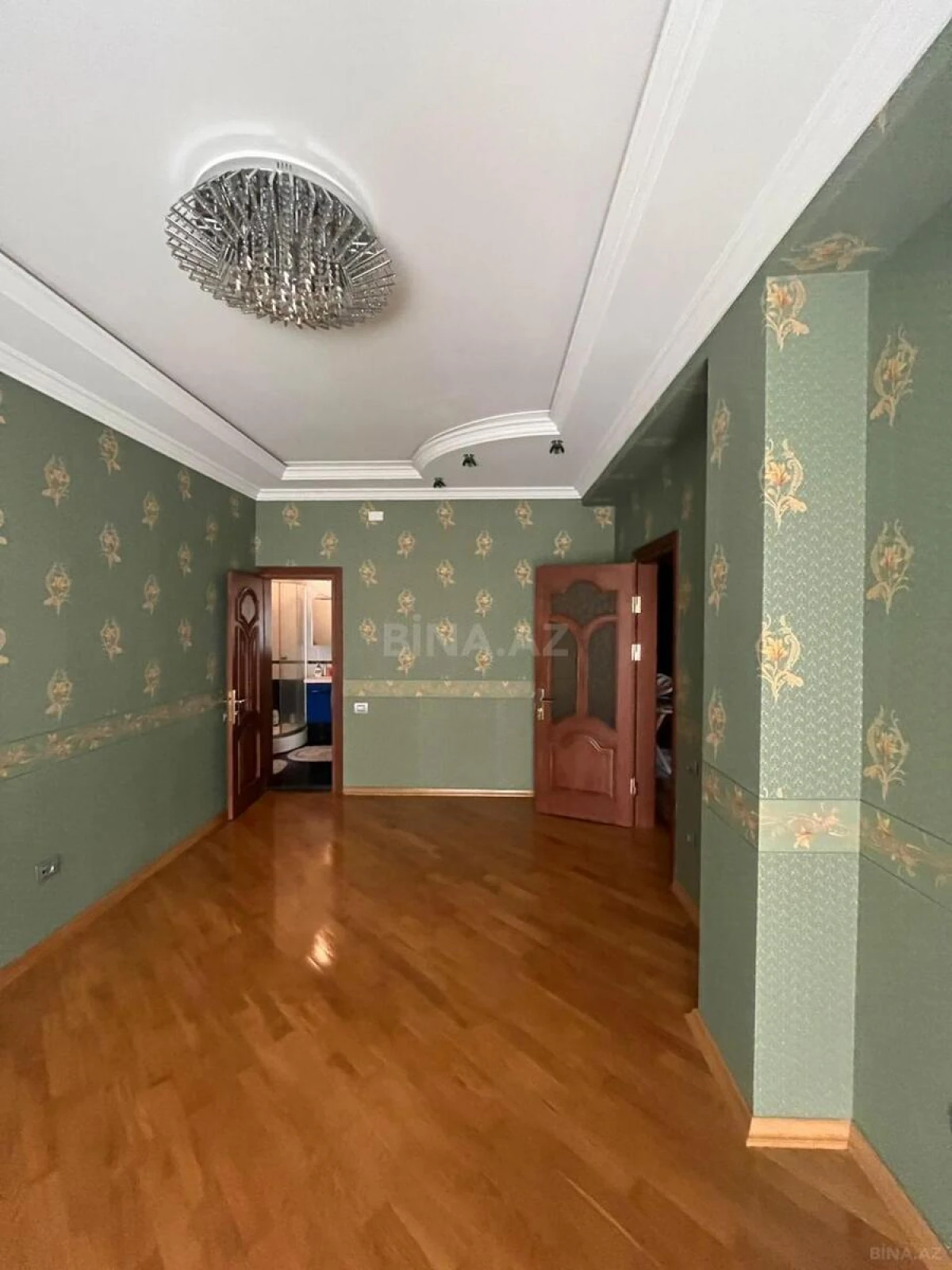 Satılır 4 otaqlı mənzil 204 m²