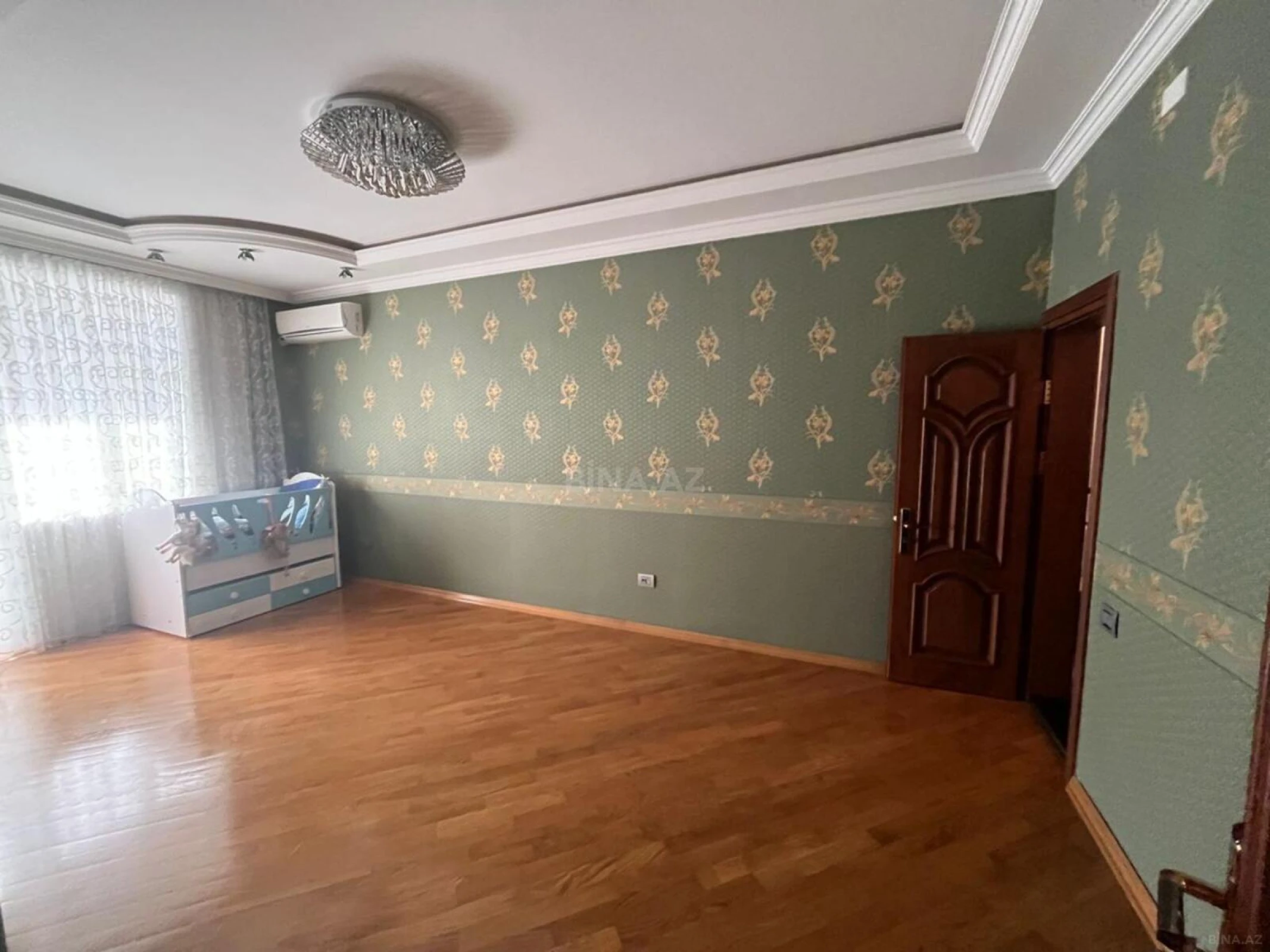 Satılır 4 otaqlı mənzil 204 m²
