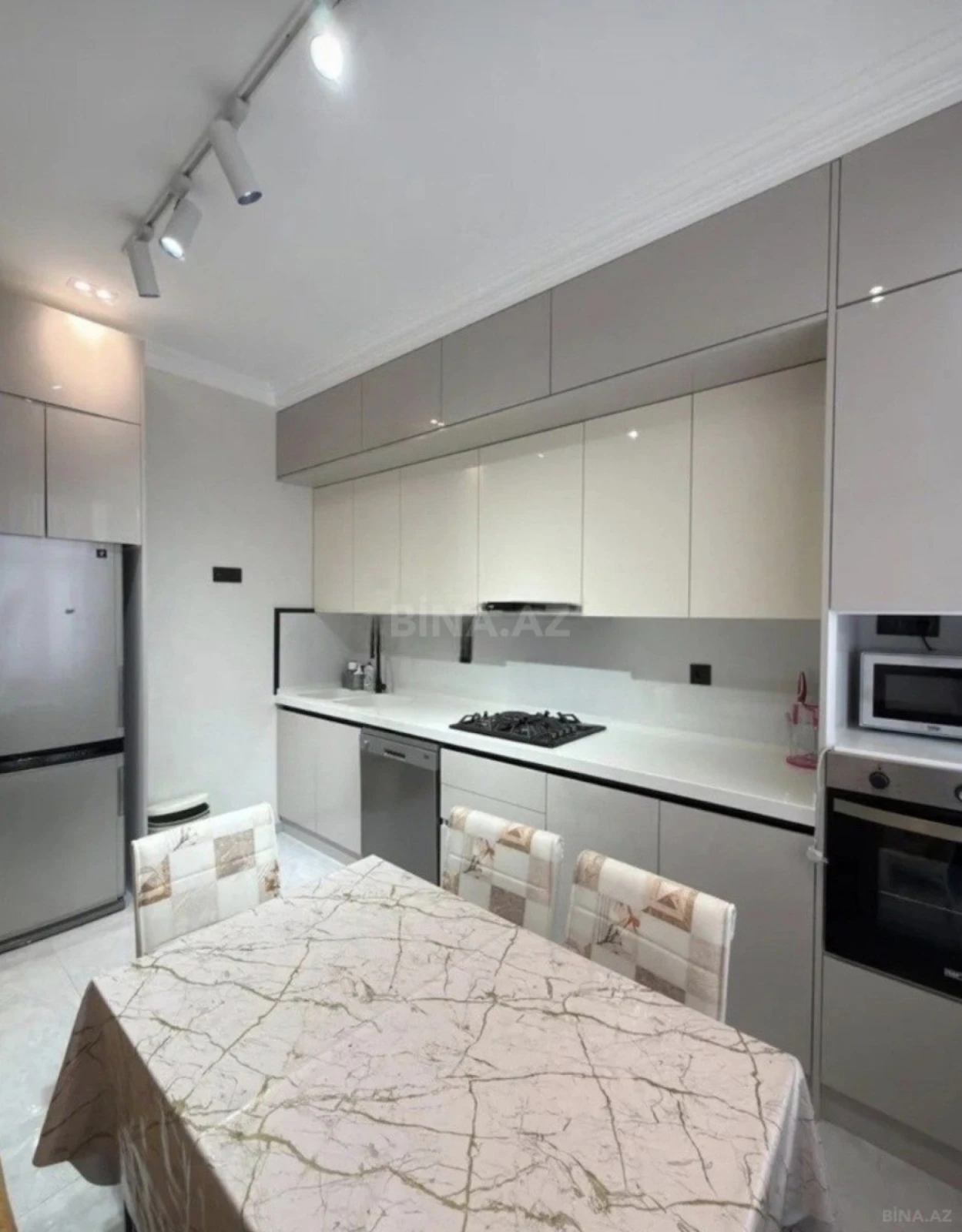 Kirayə verilir 2 otaqlı mənzil 90 m²