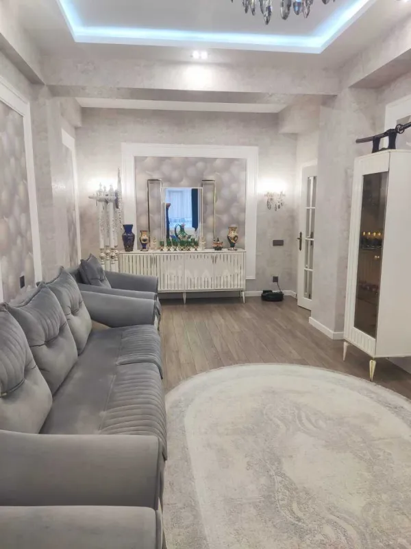 Satılır 3 otaqlı mənzil 135 m²