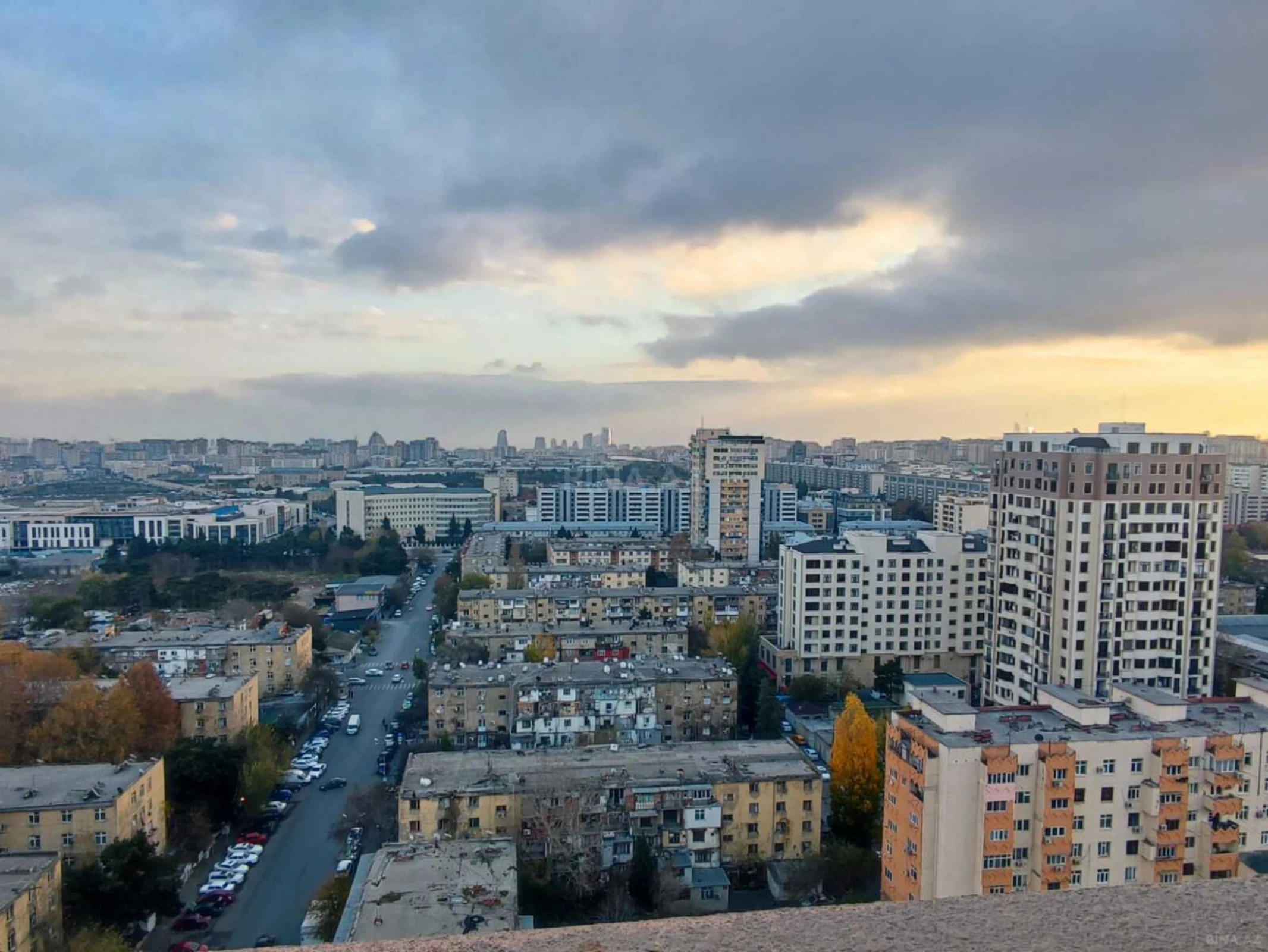 Satılır 3 otaqlı mənzil 135 m²