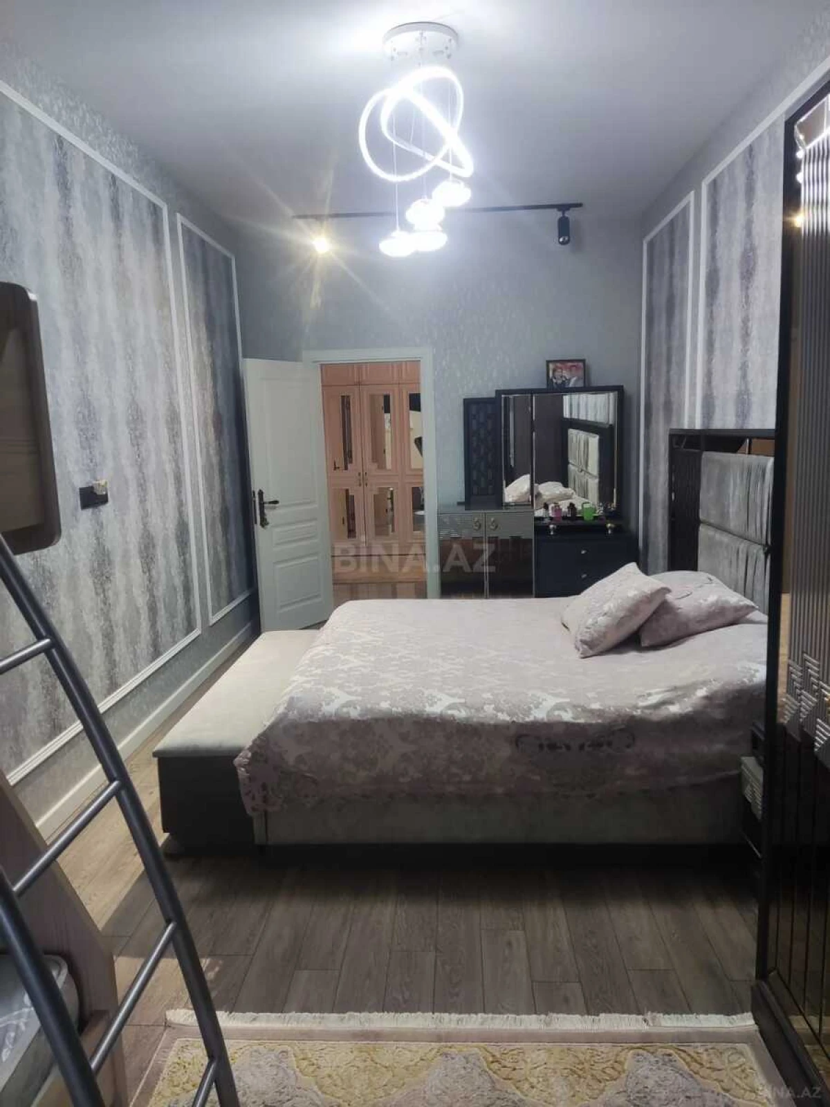 Satılır 3 otaqlı mənzil 135 m²