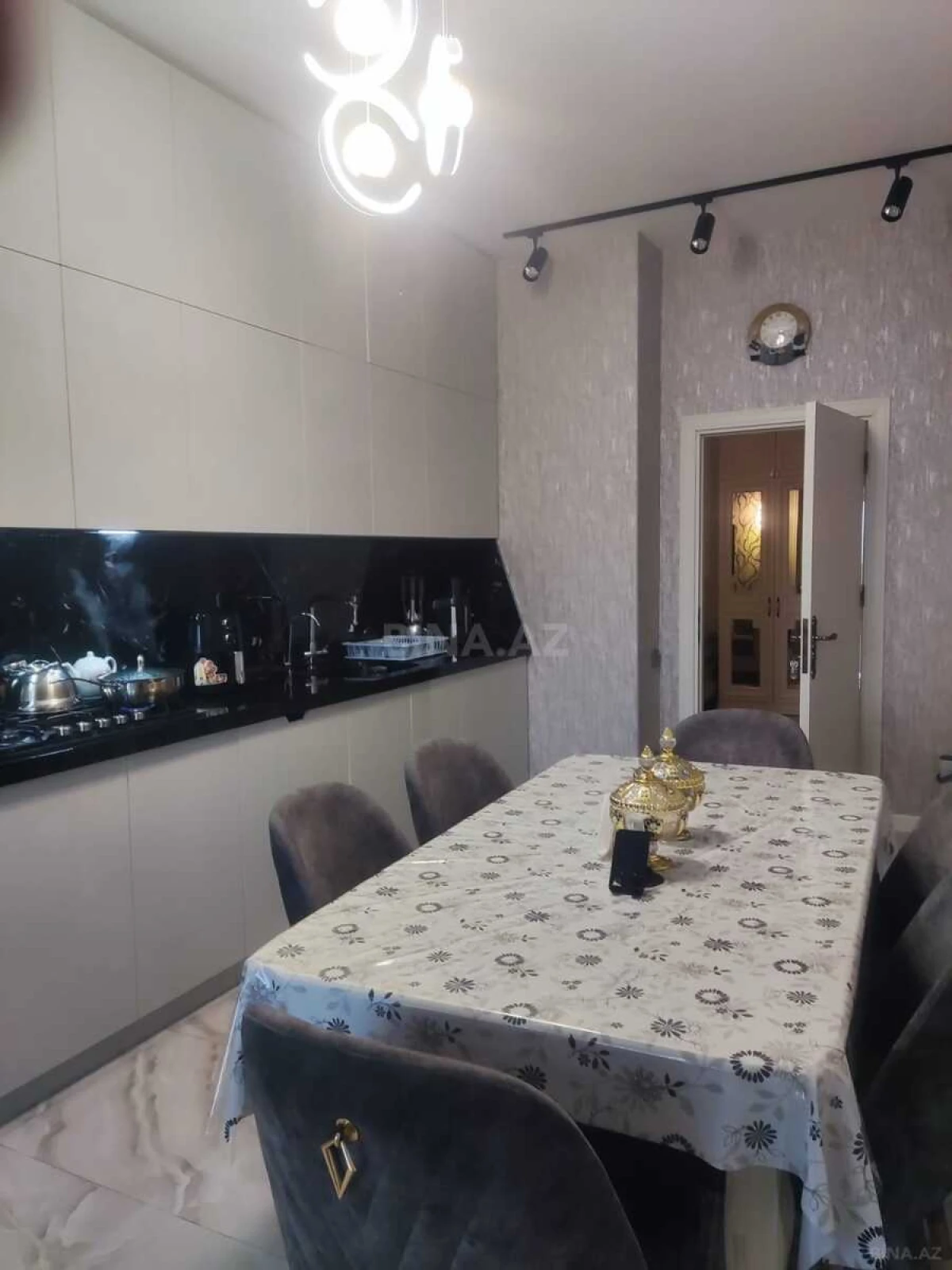 Satılır 3 otaqlı mənzil 135 m²