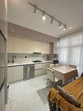 Kirayə verilir 2 otaqlı mənzil 85 m²