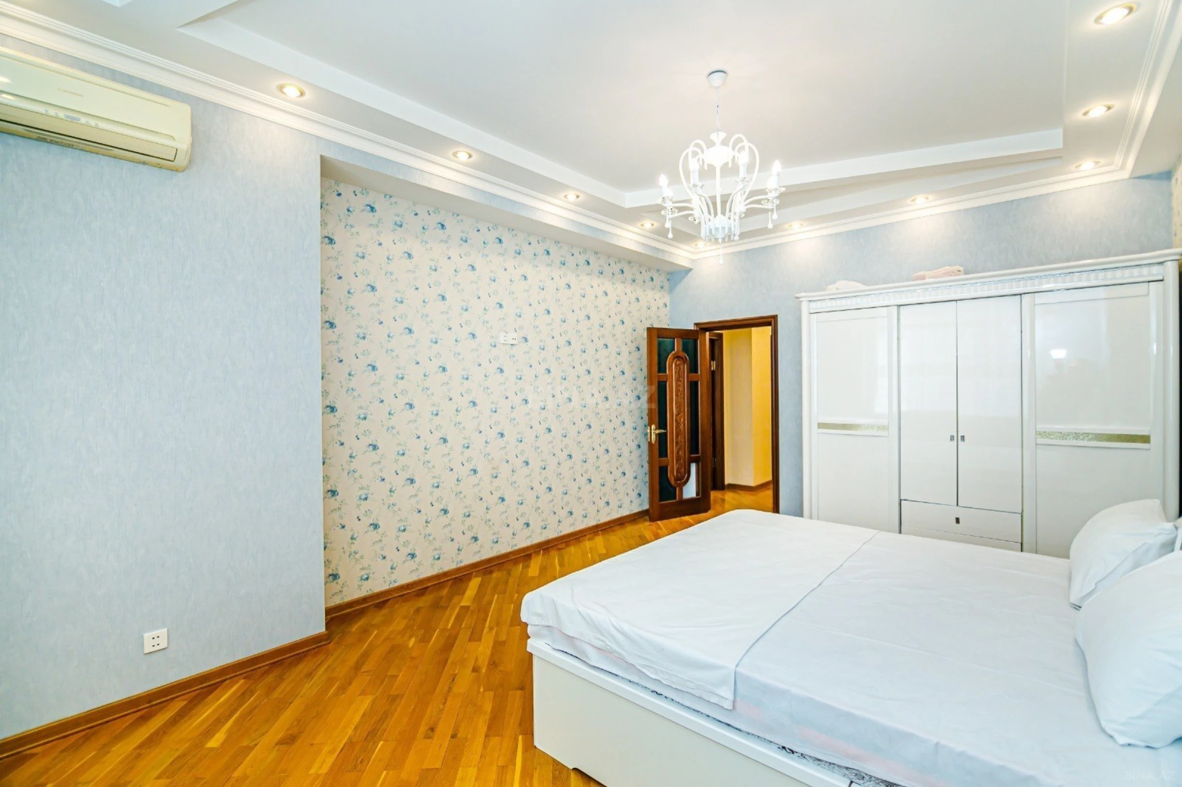 Kirayə verilir 4 otaqlı mənzil 200 m²