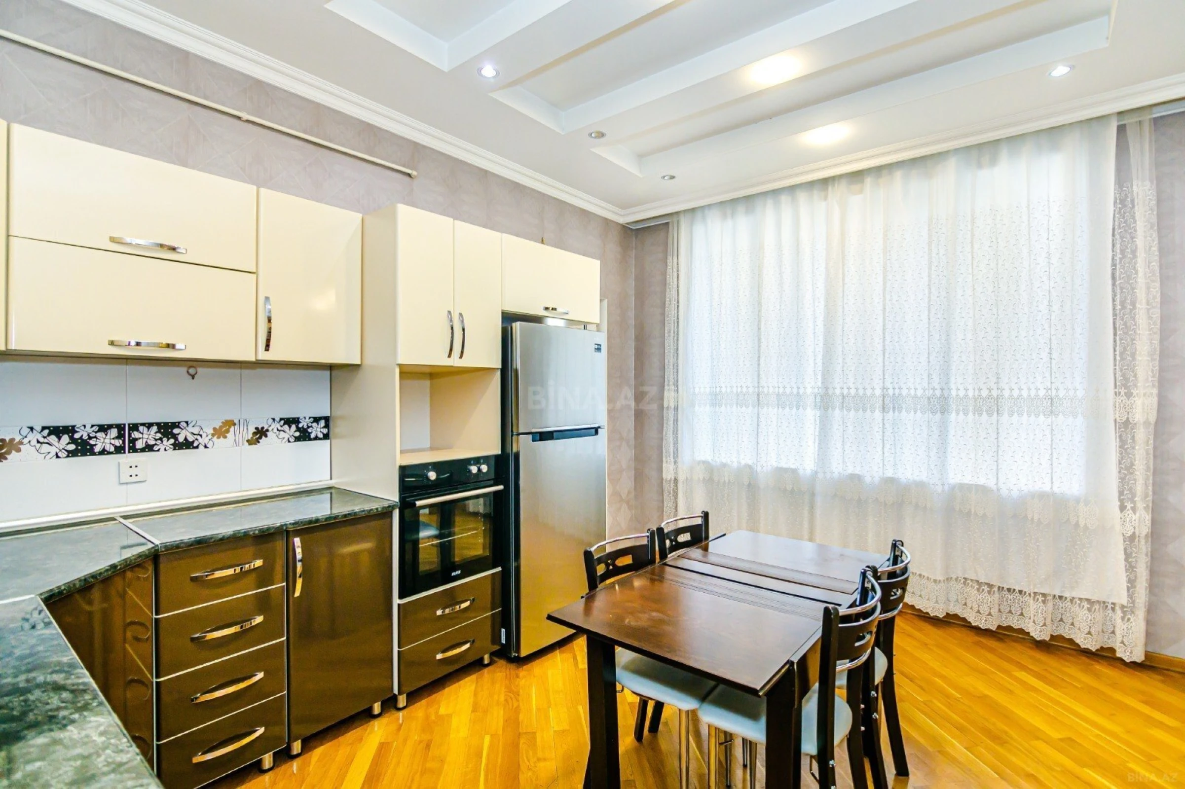 Kirayə verilir 4 otaqlı mənzil 200 m²