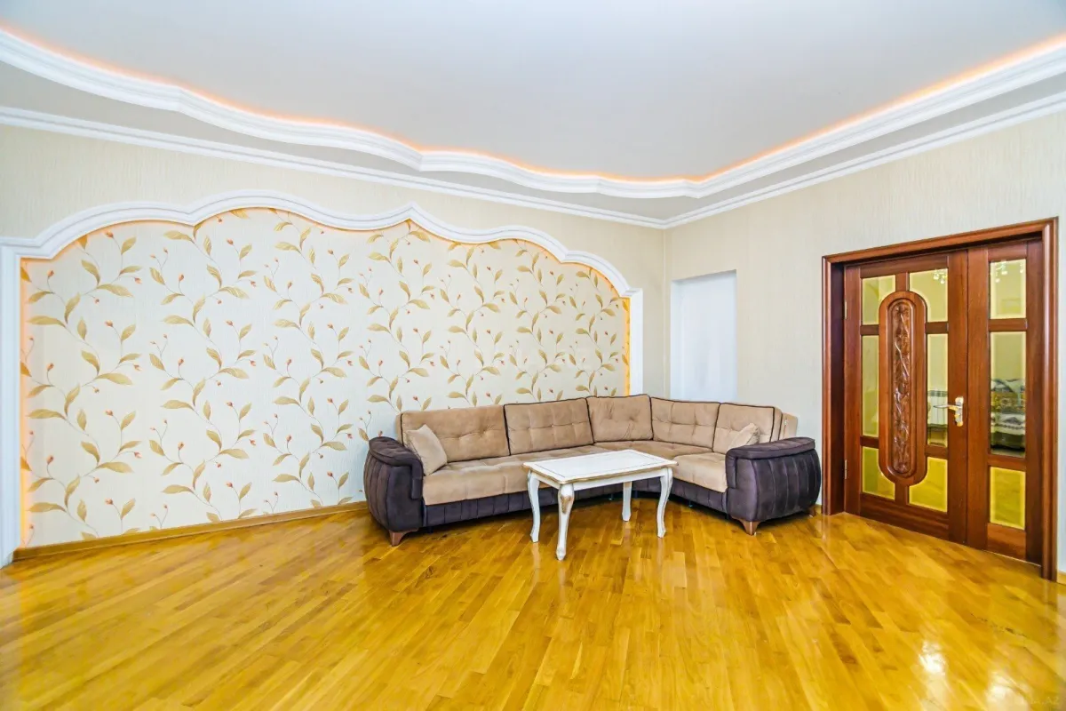Kirayə verilir 4 otaqlı mənzil 200 m²
