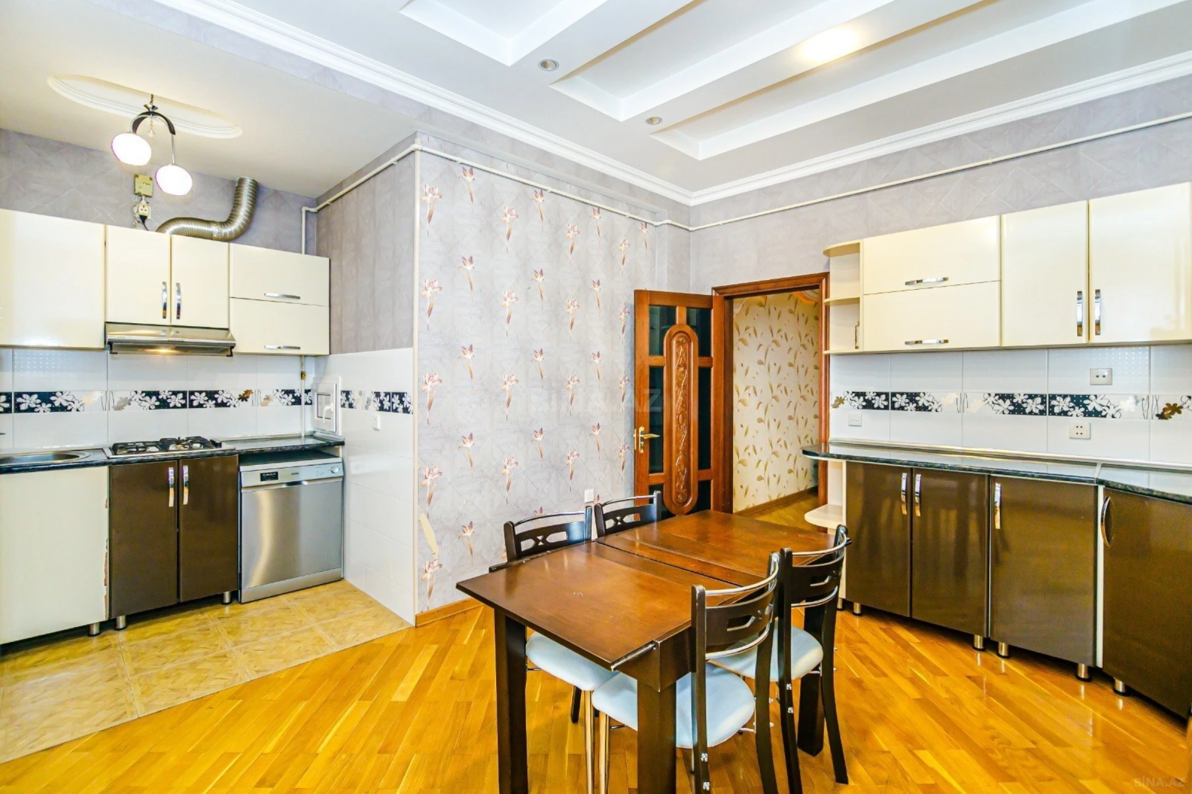 Kirayə verilir 4 otaqlı mənzil 200 m²