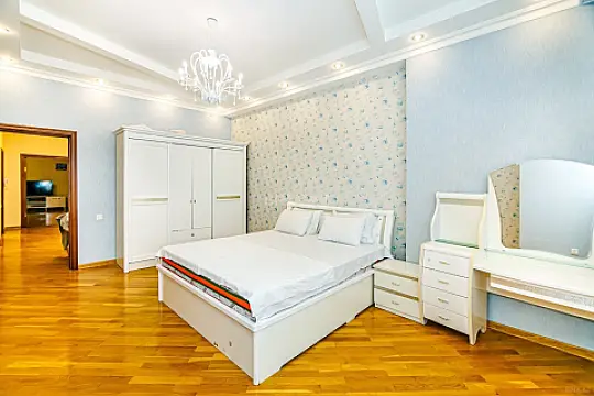 Kirayə verilir 4 otaqlı mənzil 200 m²