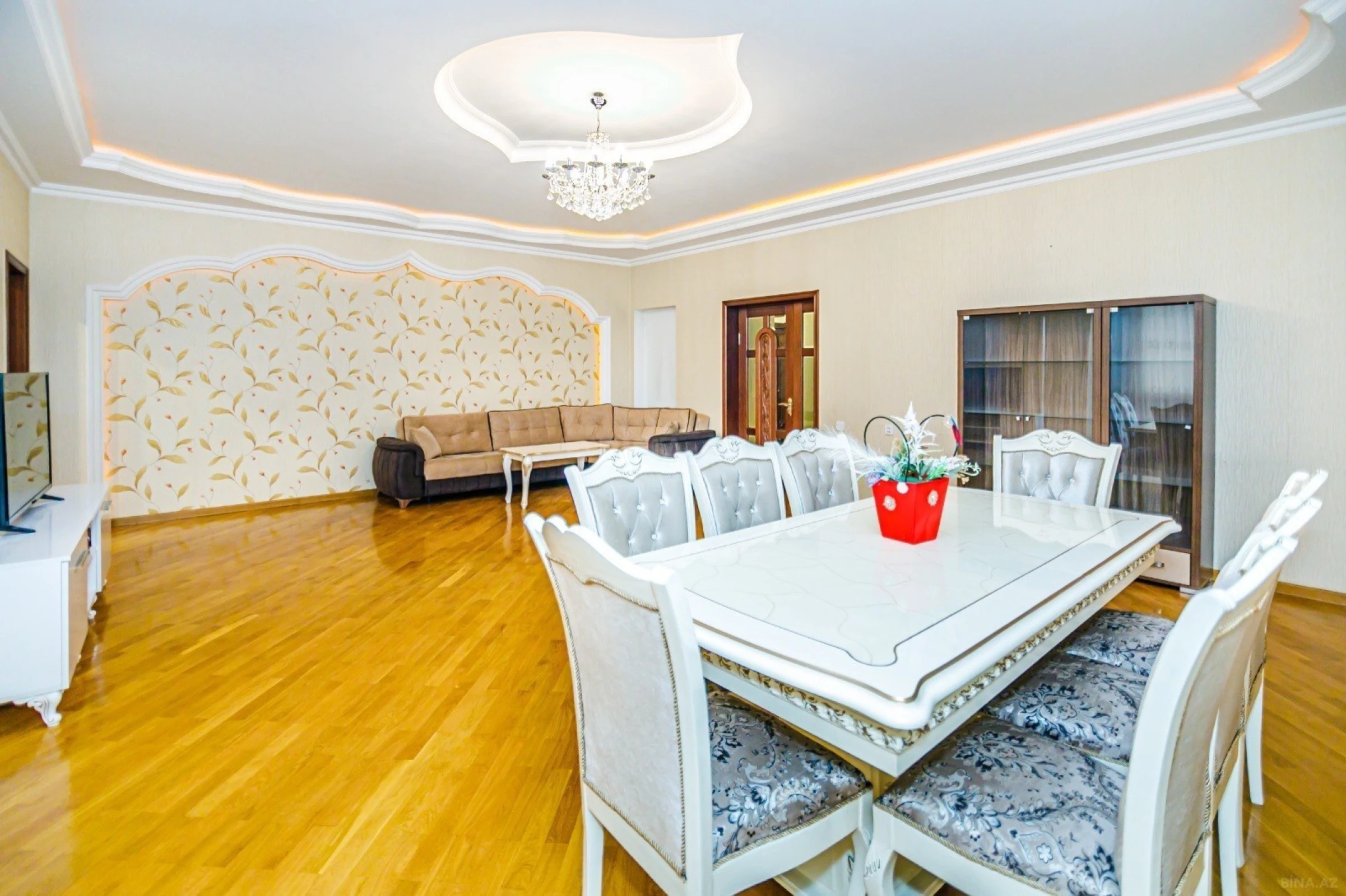 Kirayə verilir 4 otaqlı mənzil 200 m²
