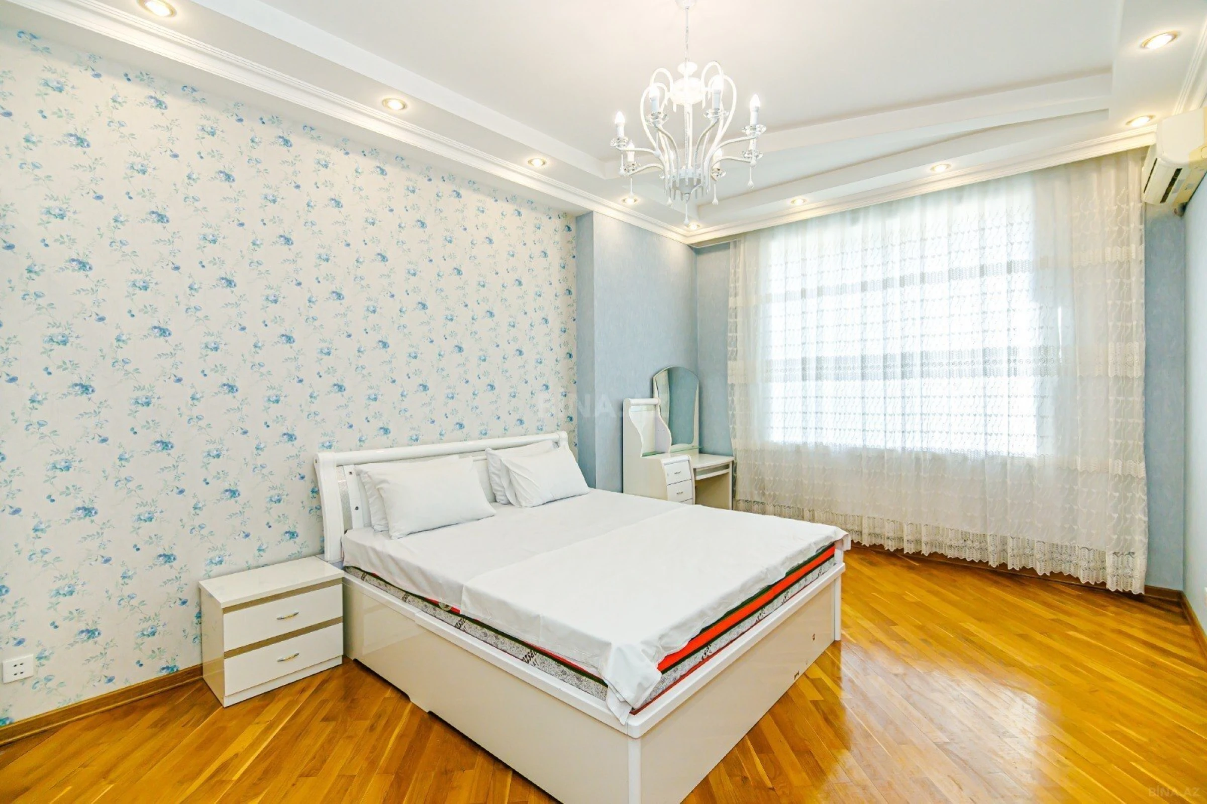 Kirayə verilir 4 otaqlı mənzil 200 m²