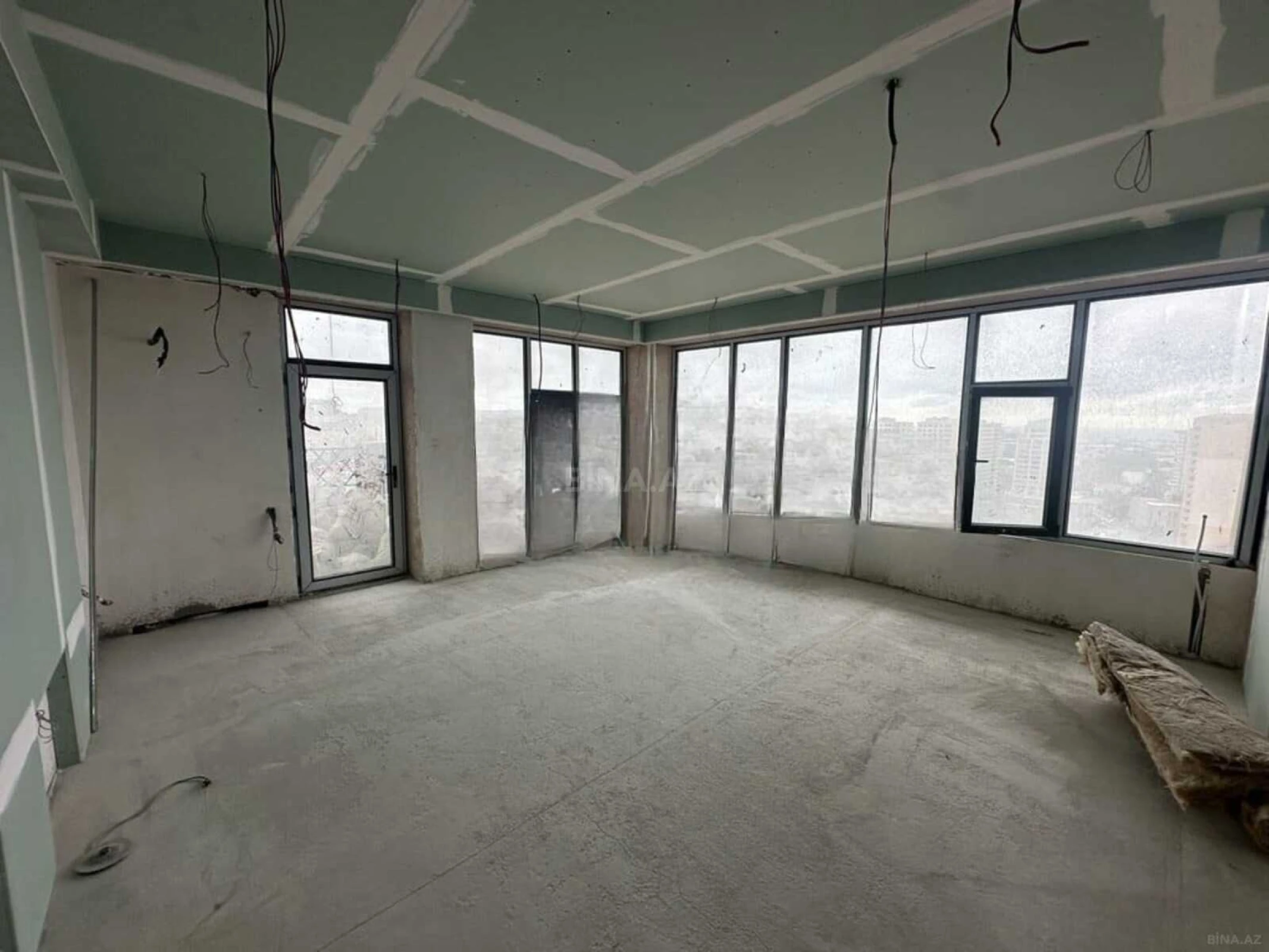 Satılır 4 otaqlı mənzil 186 m²