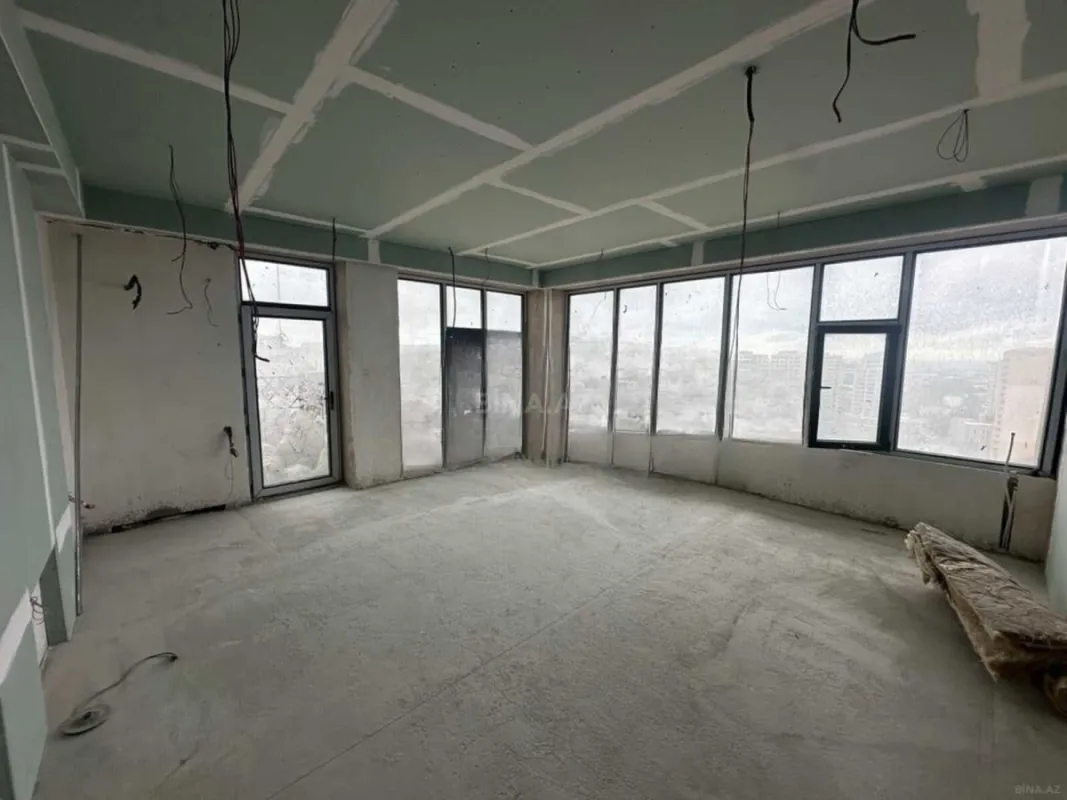 Satılır 4 otaqlı mənzil 186 m²