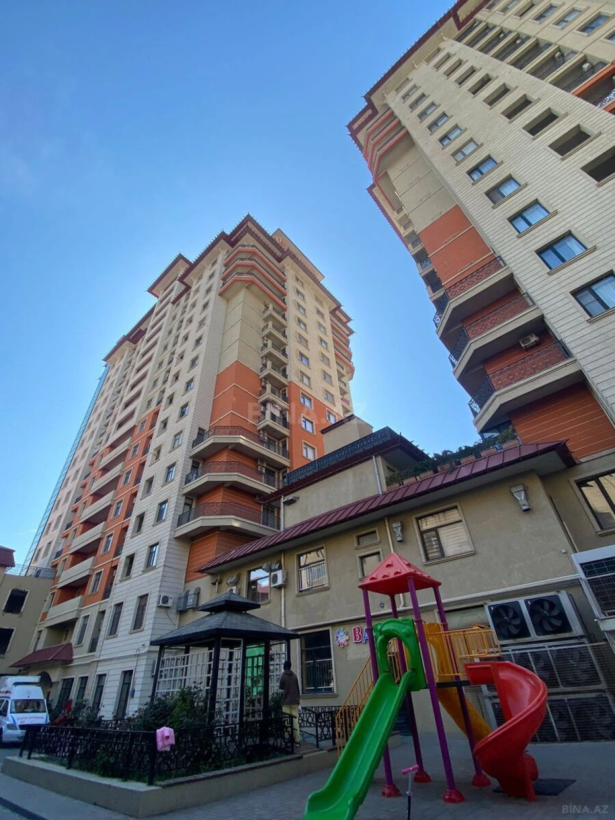 Satılır 4 otaqlı mənzil 186 m²