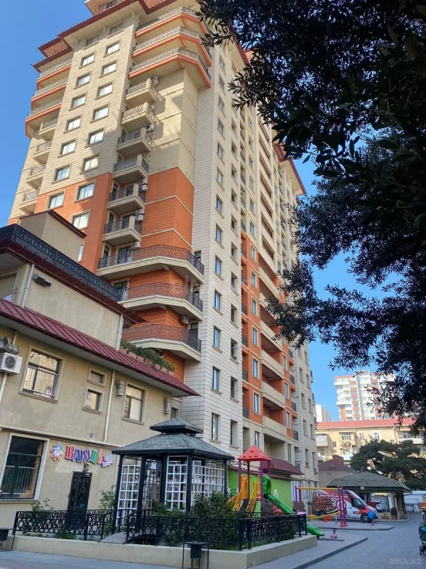 Satılır 4 otaqlı mənzil 186 m²