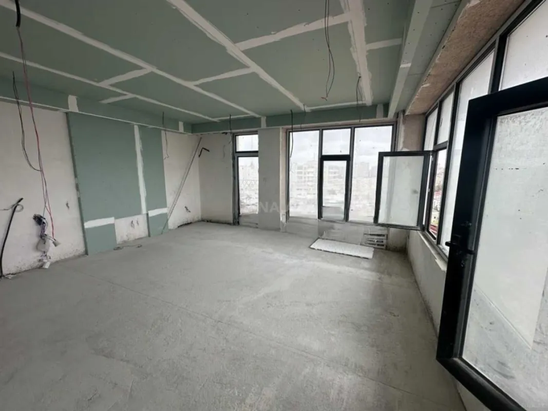 Satılır 4 otaqlı mənzil 186 m²