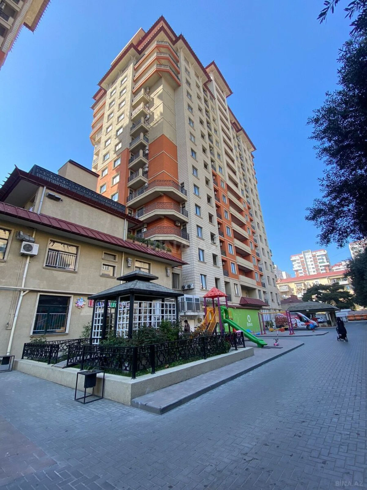 Satılır 4 otaqlı mənzil 186 m²