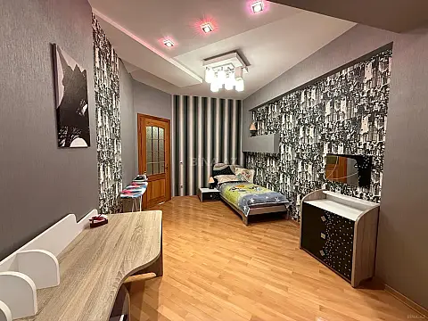 Kirayə verilir 4 otaqlı mənzil 150 m²