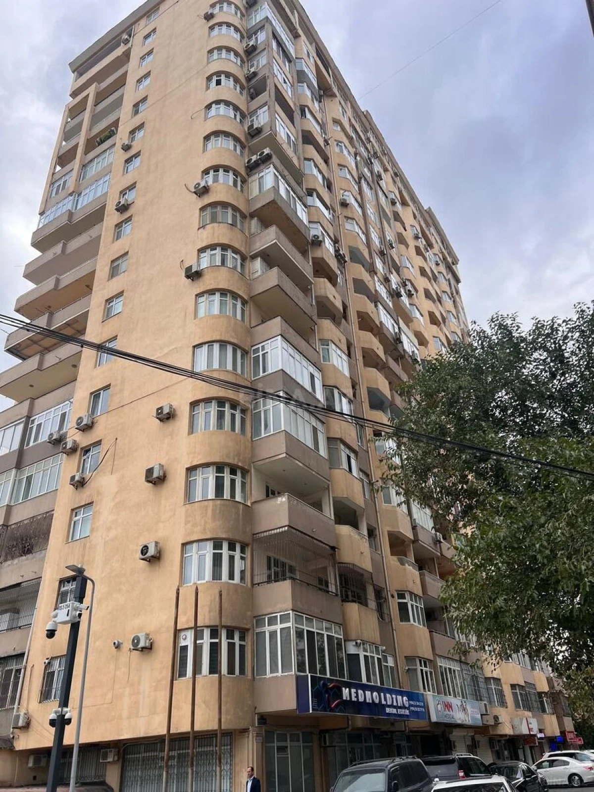 Satılır 4 otaqlı mənzil 203 m²