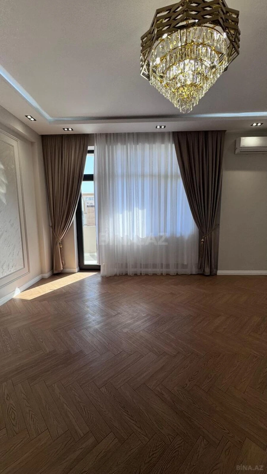 Satılır 3 otaqlı mənzil 132 m²