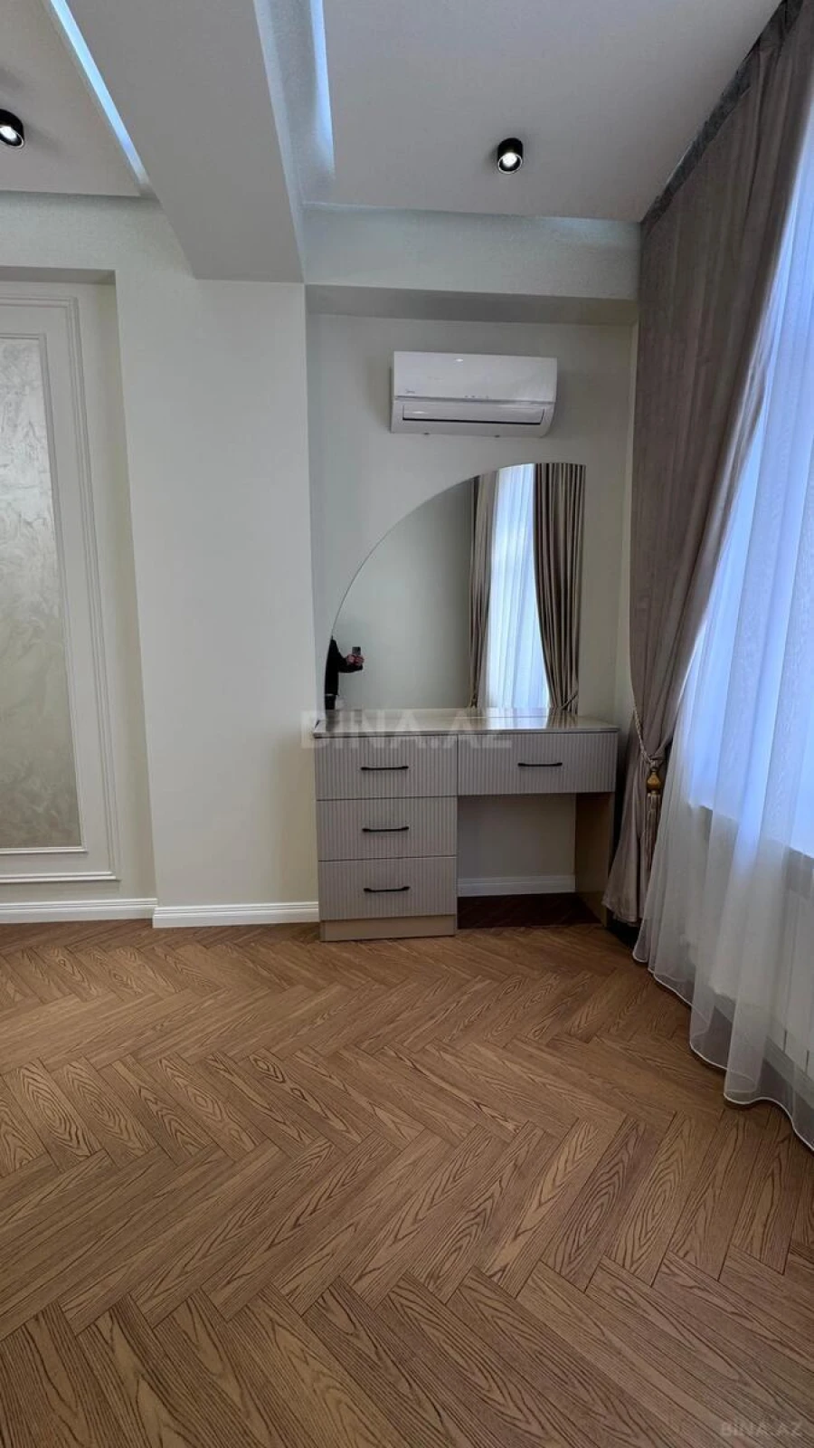 Satılır 3 otaqlı mənzil 132 m²