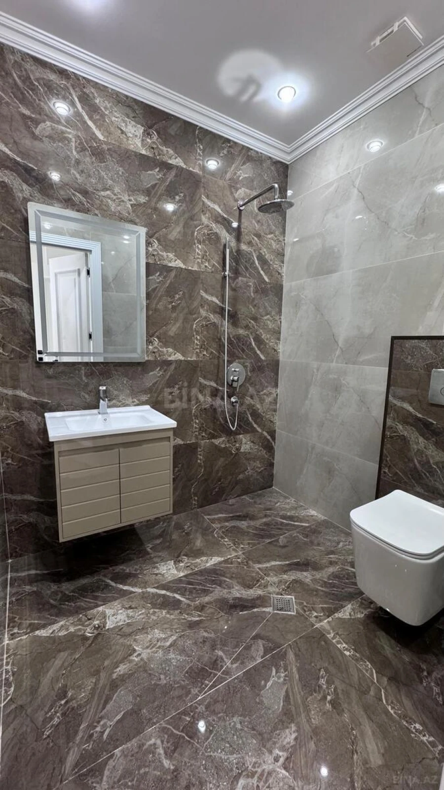 Satılır 3 otaqlı mənzil 132 m²