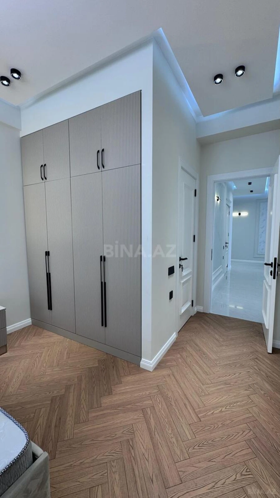 Satılır 3 otaqlı mənzil 132 m²