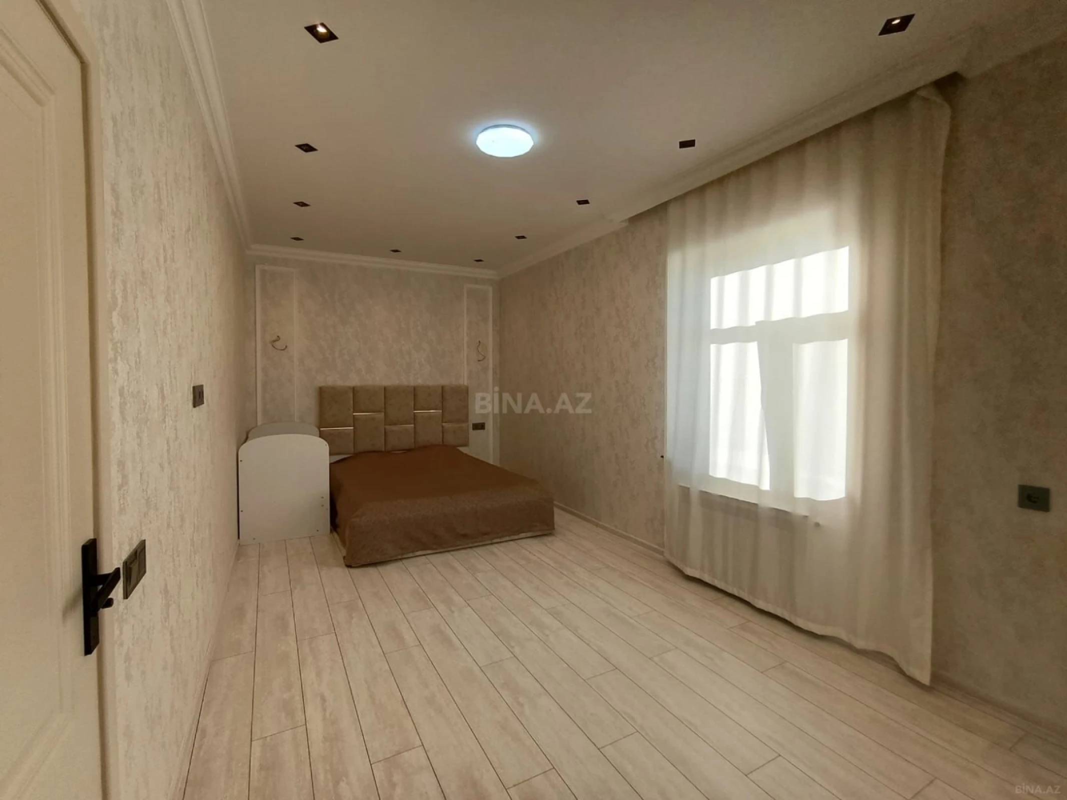 Satılır 5 otaqlı həyət evi 252 m²