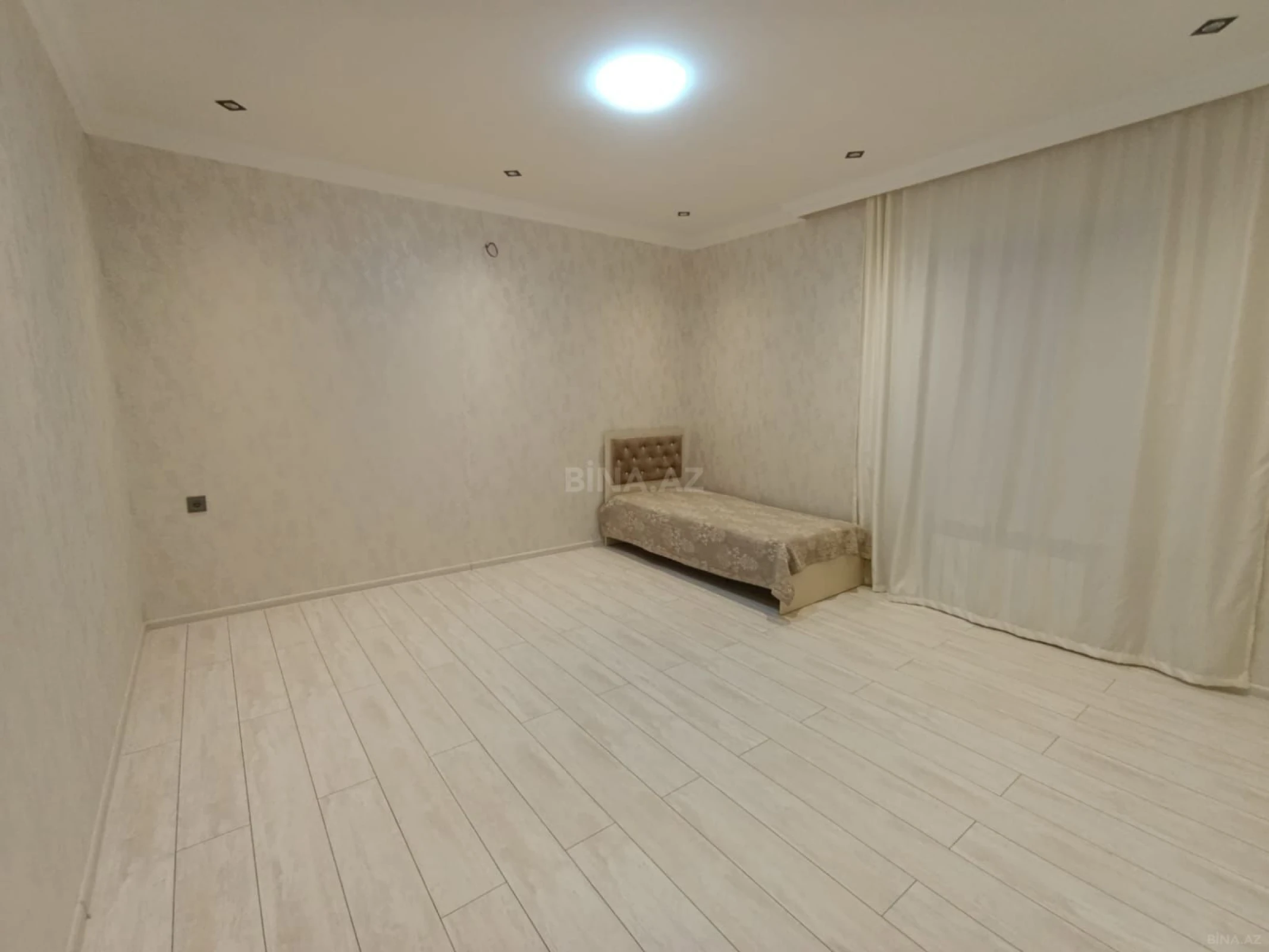 Satılır 5 otaqlı həyət evi 252 m²