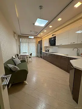 Kirayə verilir 4 otaqlı mənzil 200 m²