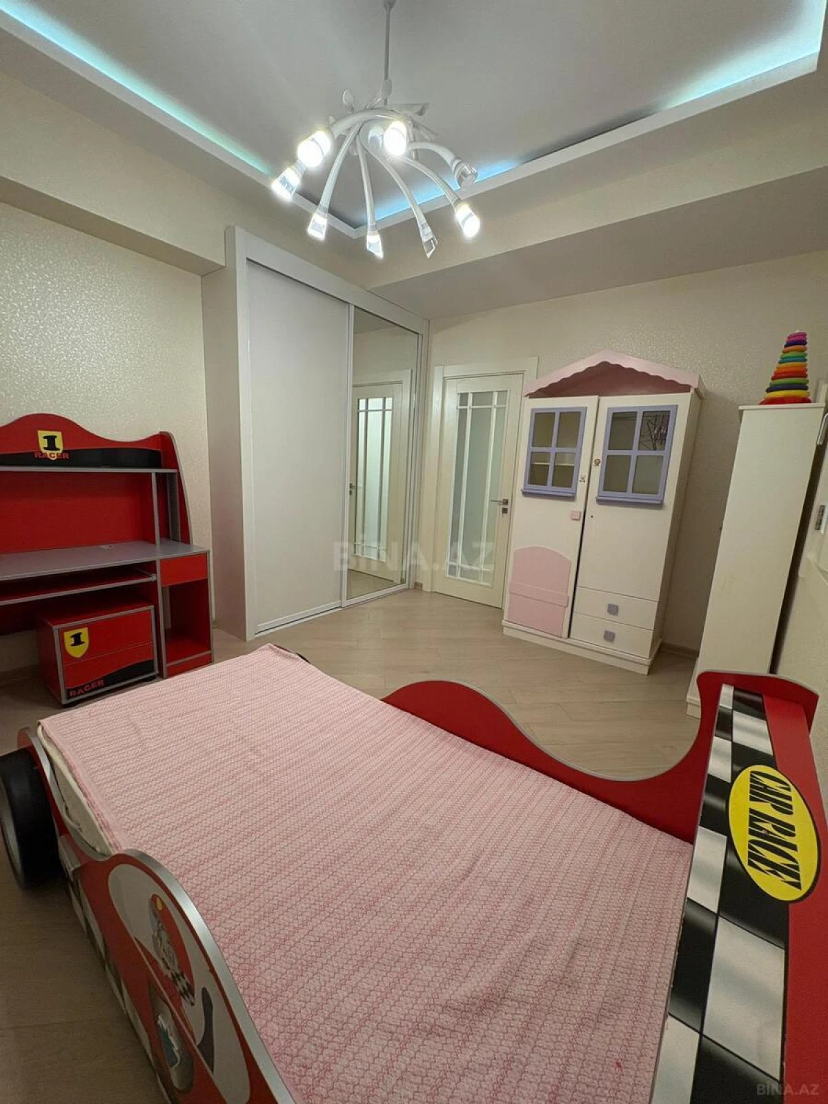 Kirayə verilir 4 otaqlı mənzil 200 m²