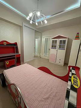 Kirayə verilir 4 otaqlı mənzil 200 m²