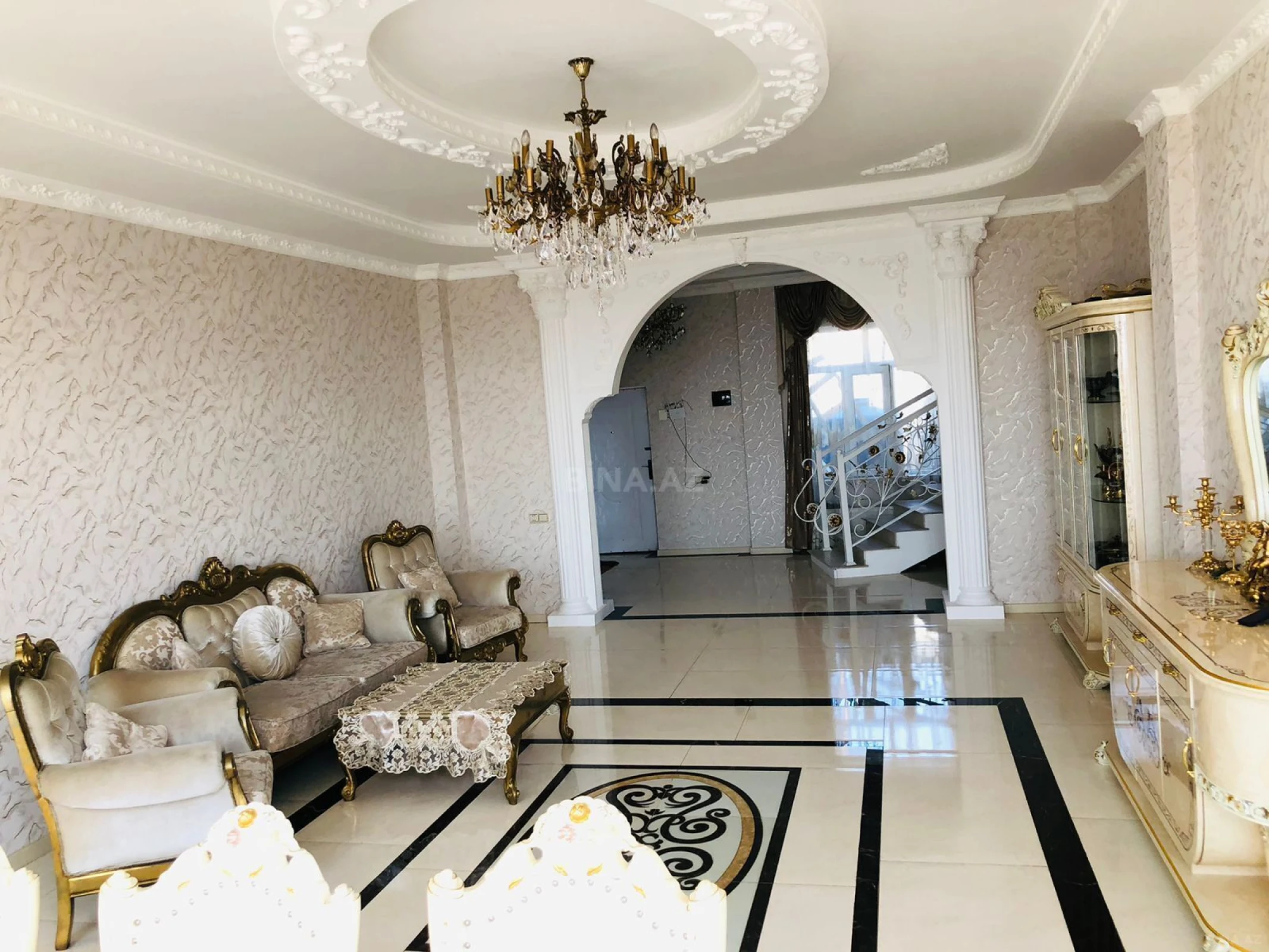 Satılır 5 otaqlı həyət evi 240 m²