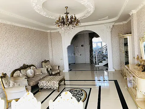 Satılır 5 otaqlı həyət evi 240 m²