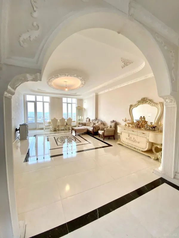 Satılır 5 otaqlı həyət evi 240 m²