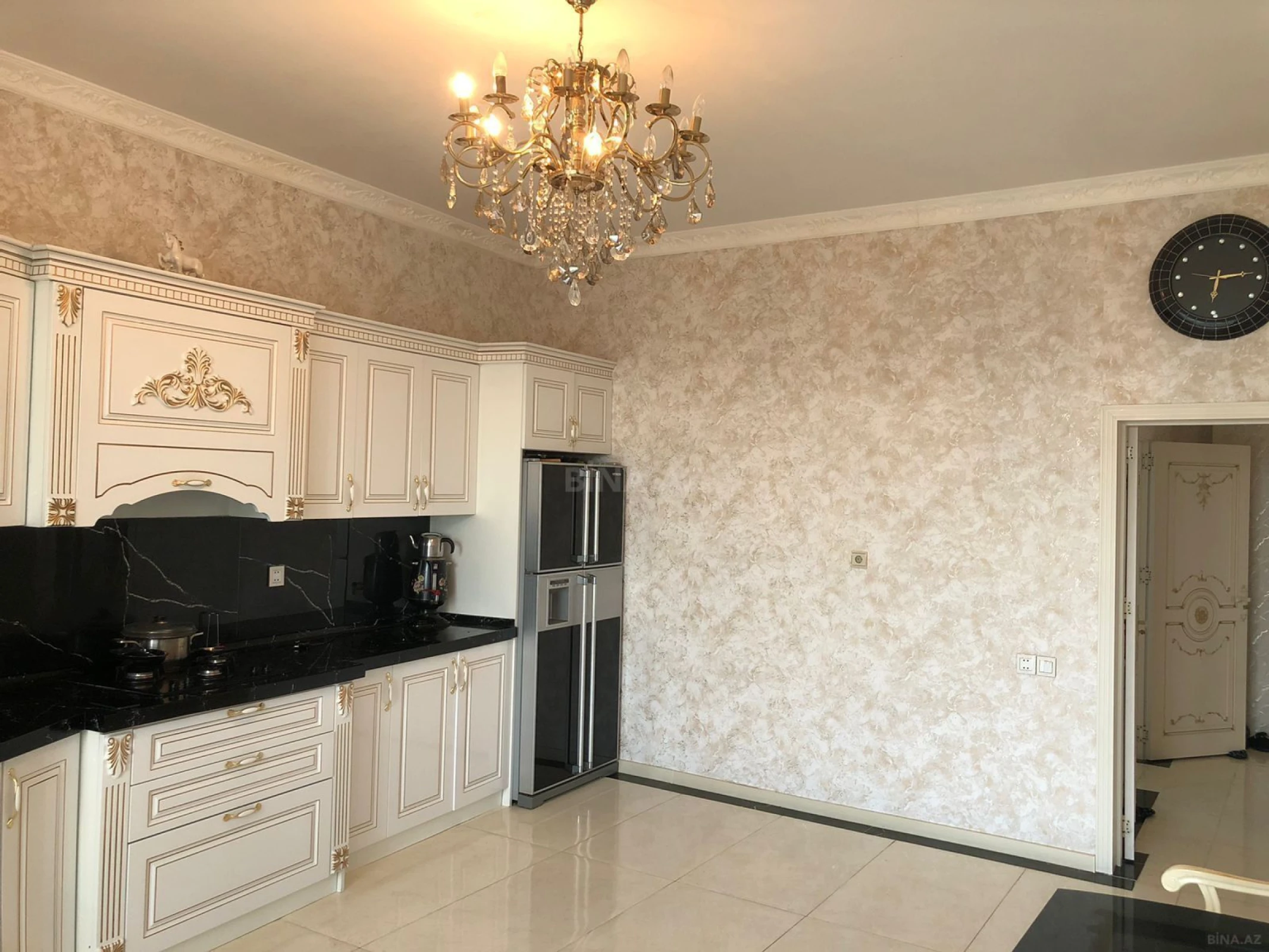 Satılır 5 otaqlı həyət evi 240 m²