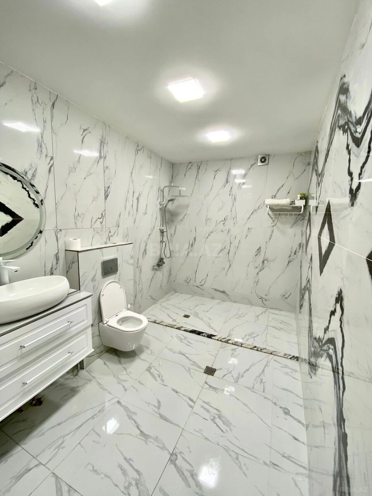 Satılır 5 otaqlı həyət evi 240 m²