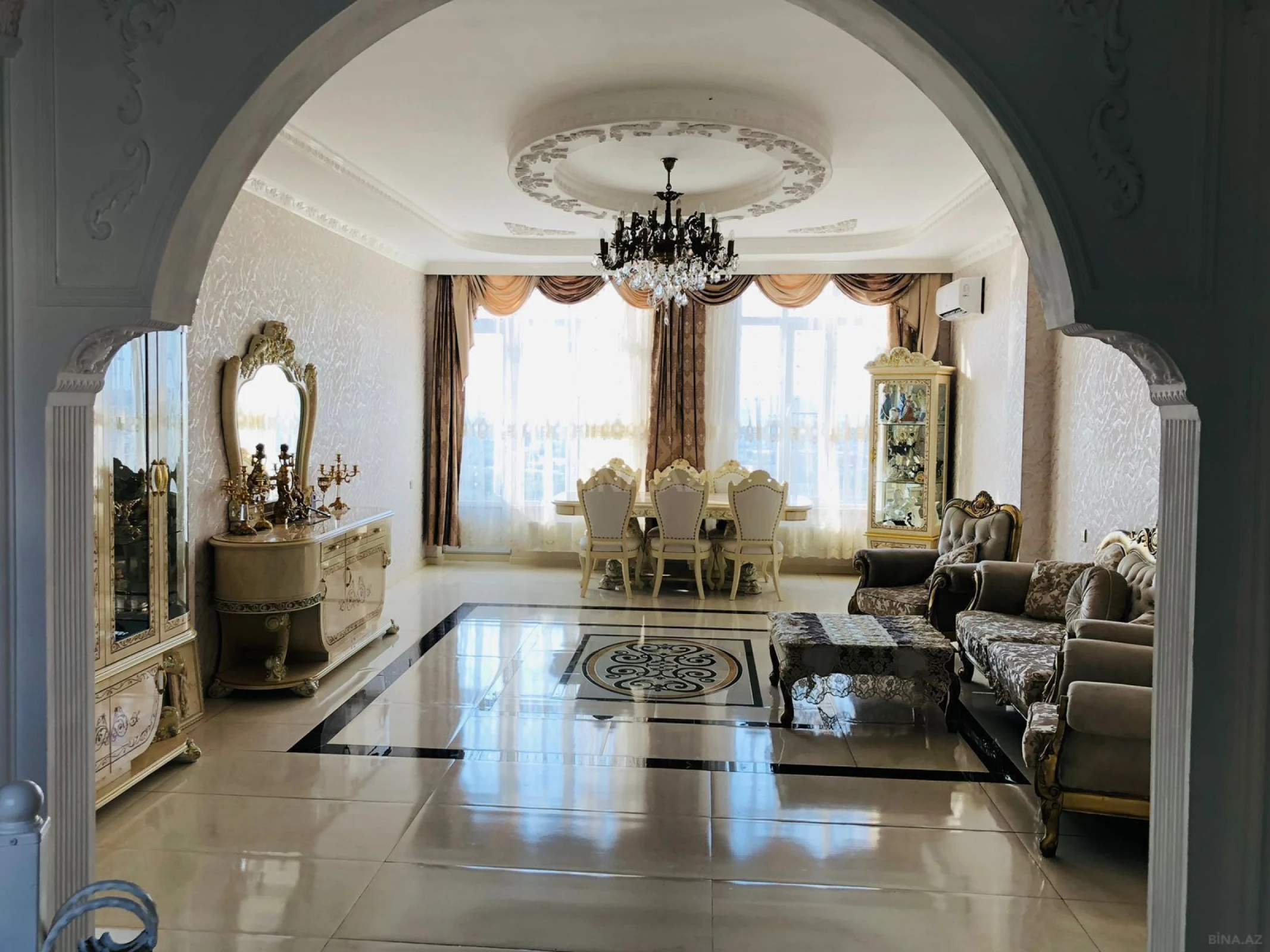 Satılır 5 otaqlı həyət evi 240 m²