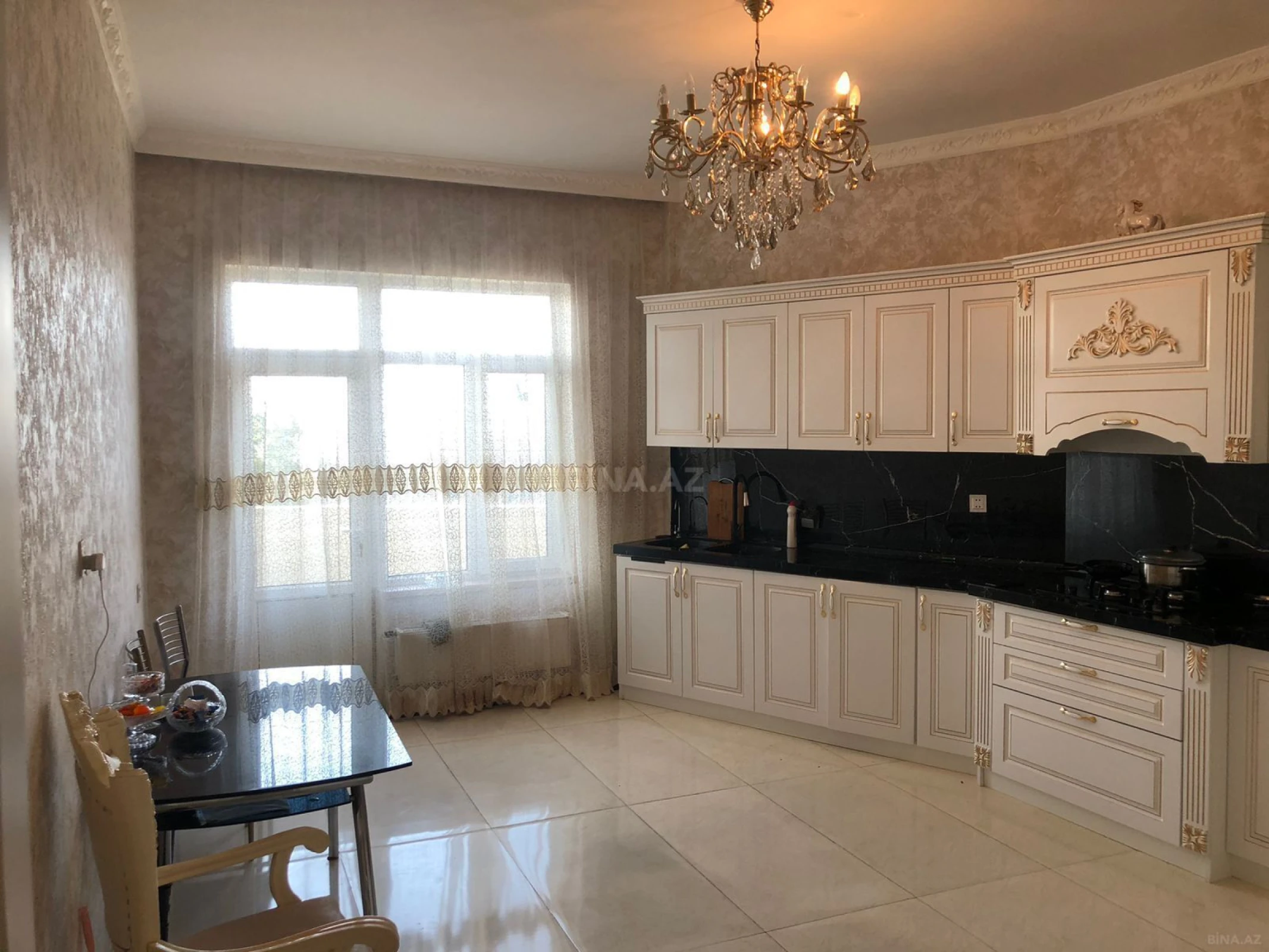 Satılır 5 otaqlı həyət evi 240 m²