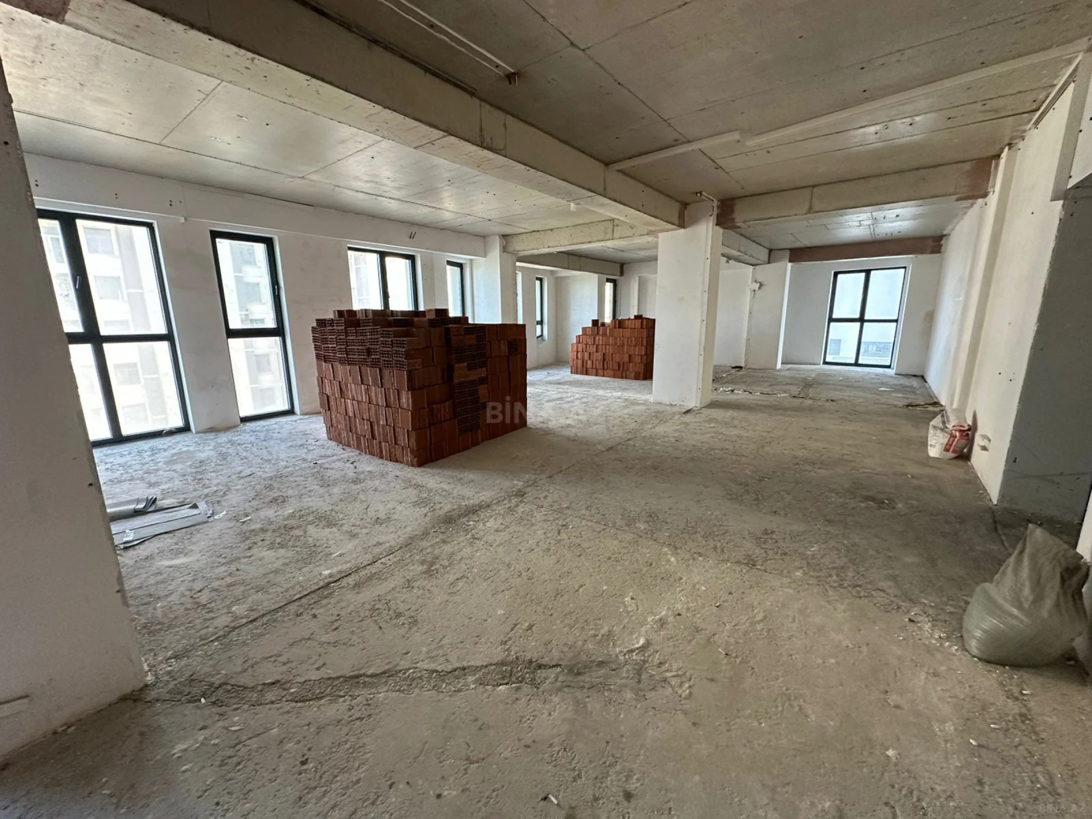 Satılır 4 otaqlı mənzil 165 m²