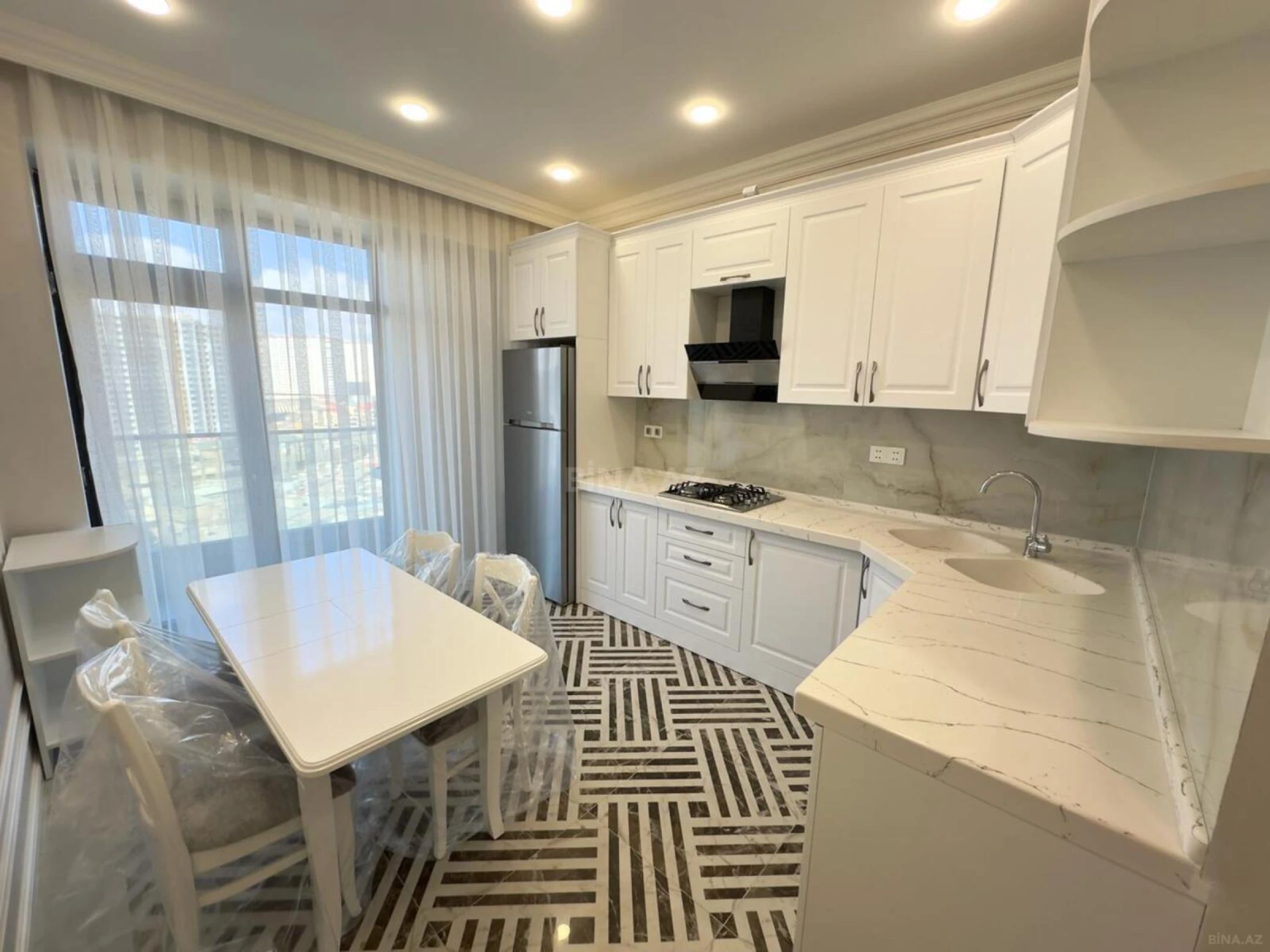 Kirayə verilir 2 otaqlı mənzil 108 m²