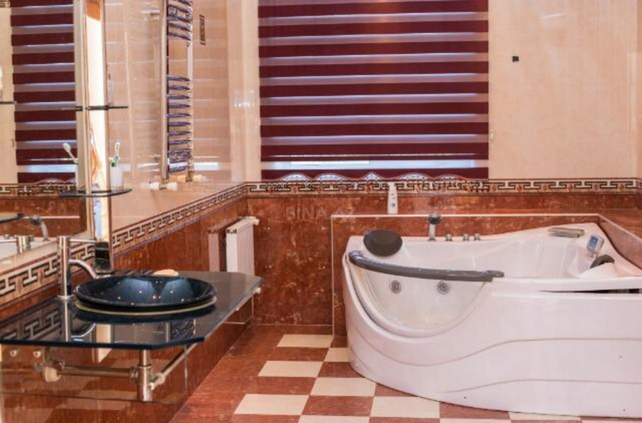 Satılır 14 otaqlı həyət evi 1000 m²