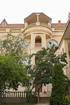 Satılır 14 otaqlı həyət evi 1000 m²